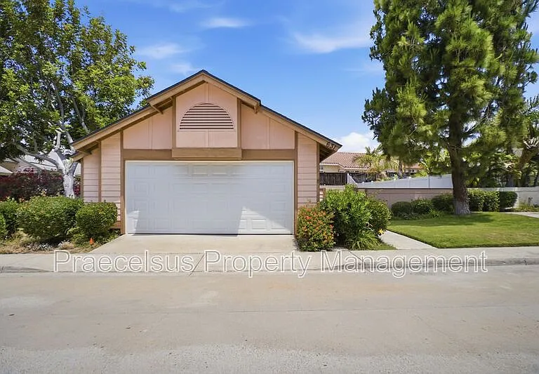 631 Hampshire Ln — Photo 1