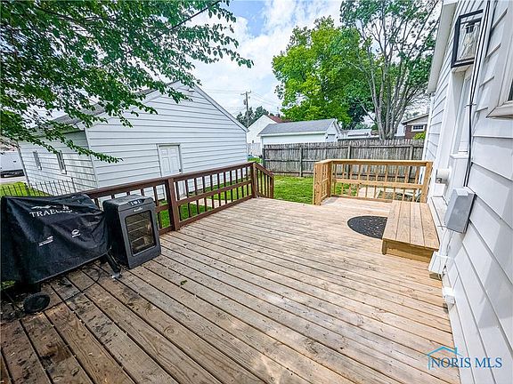4th image of 825 Cory St