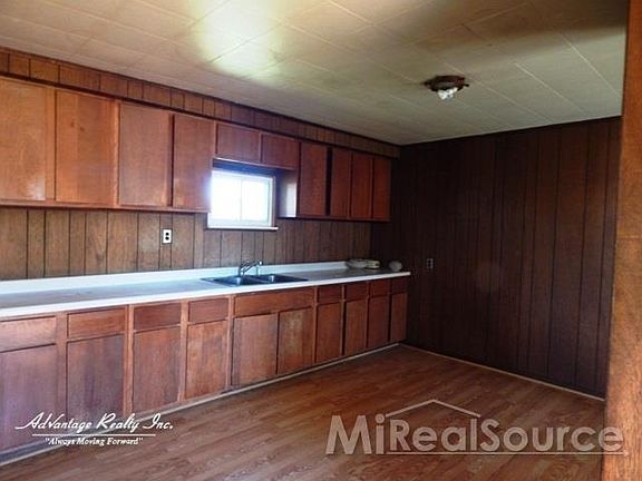 4th image of 15450 Helen Dr