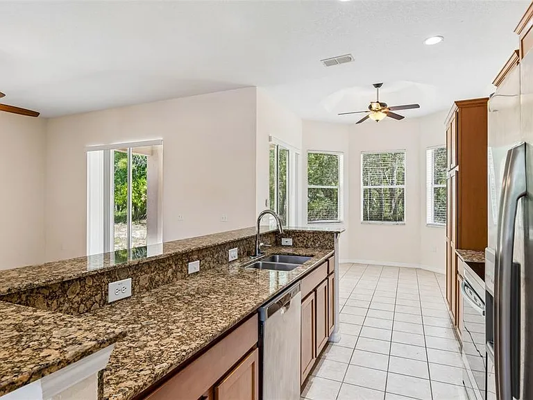 37 Greenpark Blvd — Photo 23