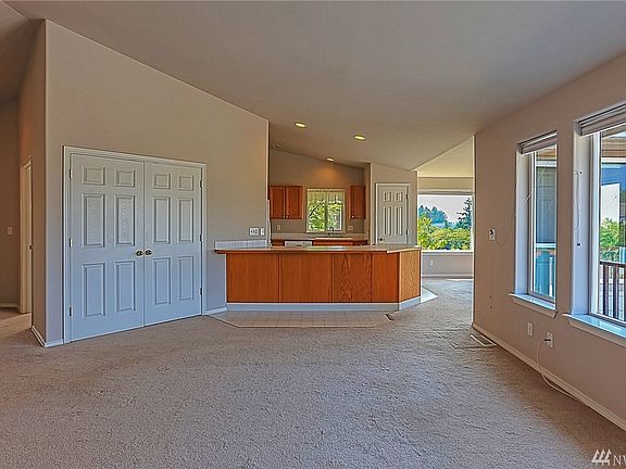 5th image of 638 Medallion Pl E