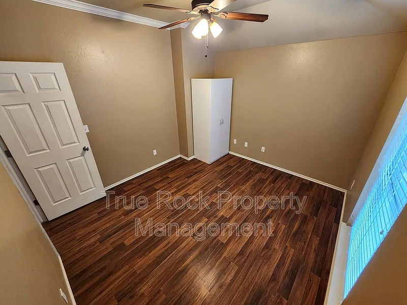 2 bed, 1.0 bath, $1,300 — Photo 3