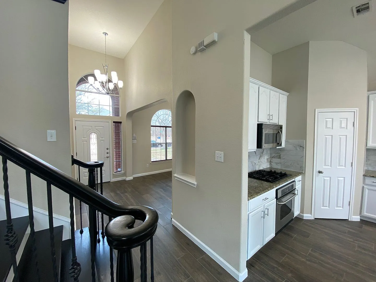 Beautiful 5-Bedroom Home in Frisco — Photo 4