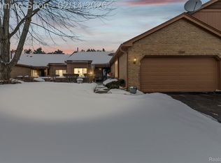 2162 London Bridge Dr, Rochester, MI 48307