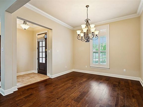 4th image of 612 English Oak Dr