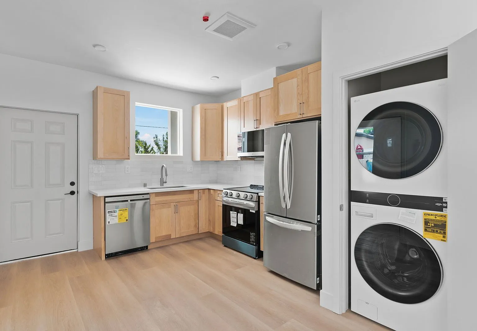 3 bed, 3.0 bath, 922 sqft, $4,500 — Photo 1