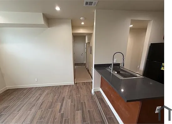 2 bed, 700 sqft, $3,600 — Photo 2