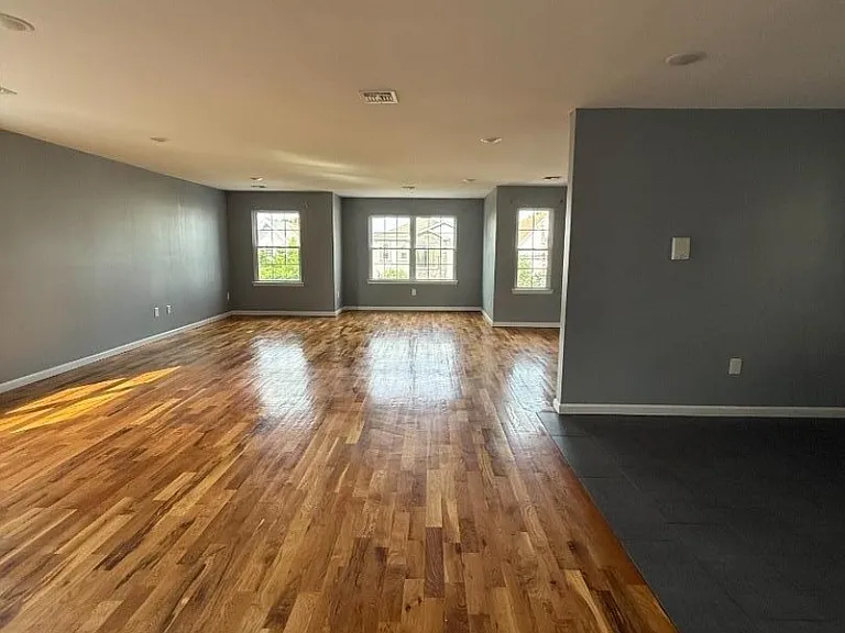 546 S Park St — Photo 3