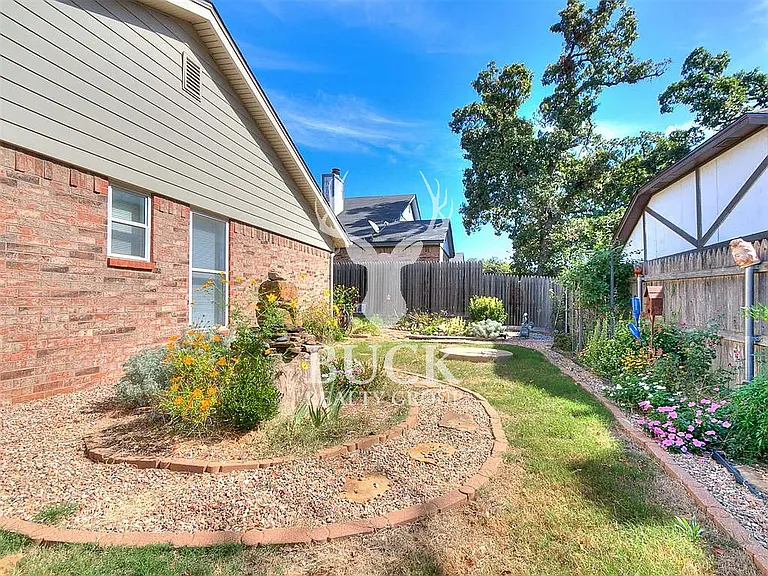 1628 Kavel Dr — Photo 29