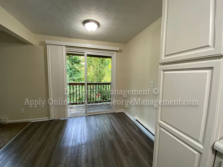 Woodside Court Apartments — Photo 18