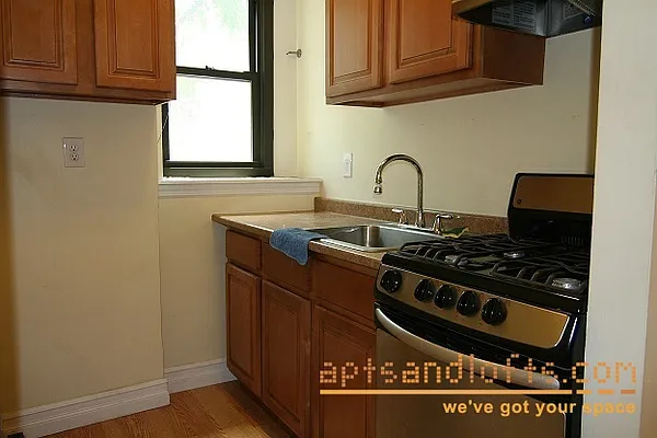 Rented by aptsandlofts.com | media 5