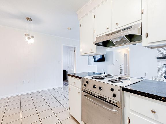3rd image of 221 Rayburn Pl