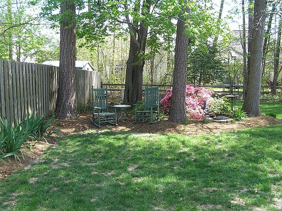 Large backyard with deck great for entertaining!