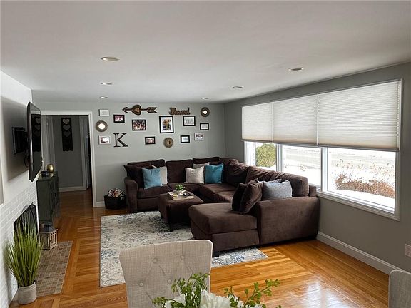 4th image of 295 Lawnacre Dr
