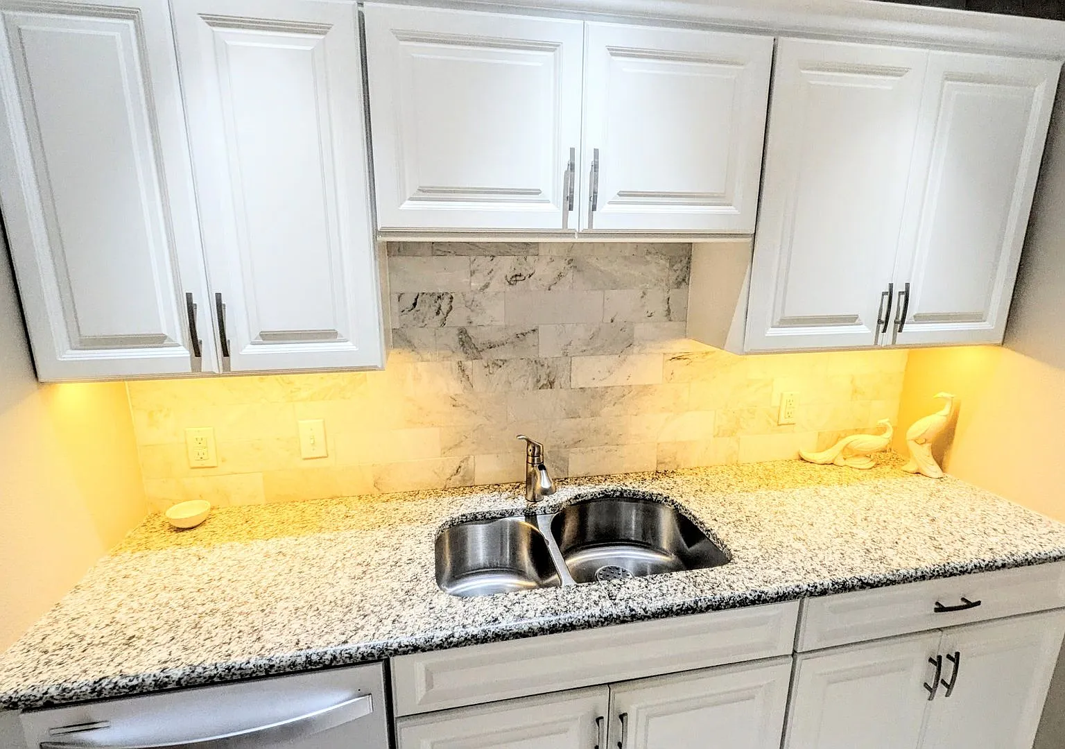 Short Term Turnkey Furnished Downtown At The Renaissance — Photo 3