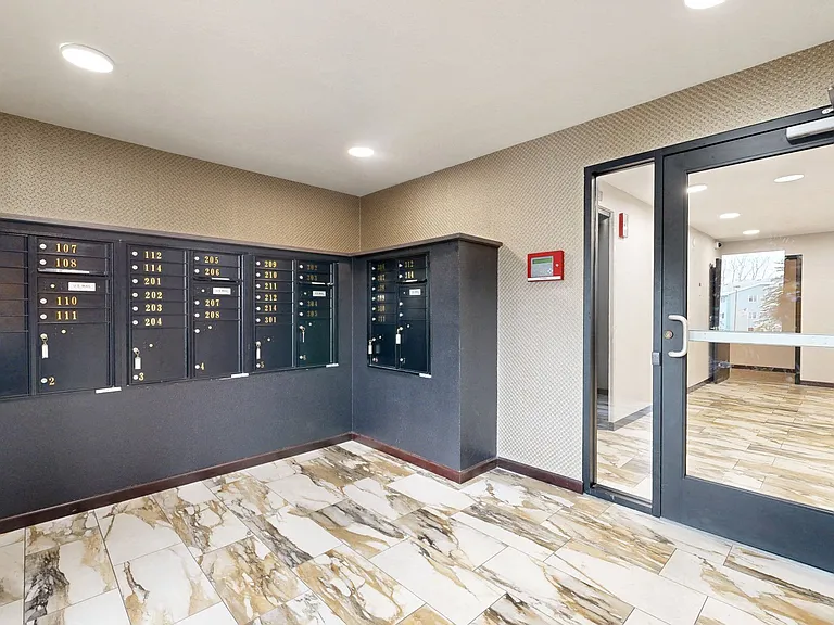 Chateau Apartments — Photo 14