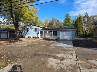420 Sunnyside Dr, Flushing, MI 48433