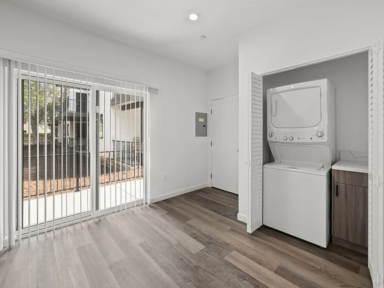 Gorgeous huge units in premier location! ASK ABOUT OUR MOVE-IN SPECIALS!! — Photo 30