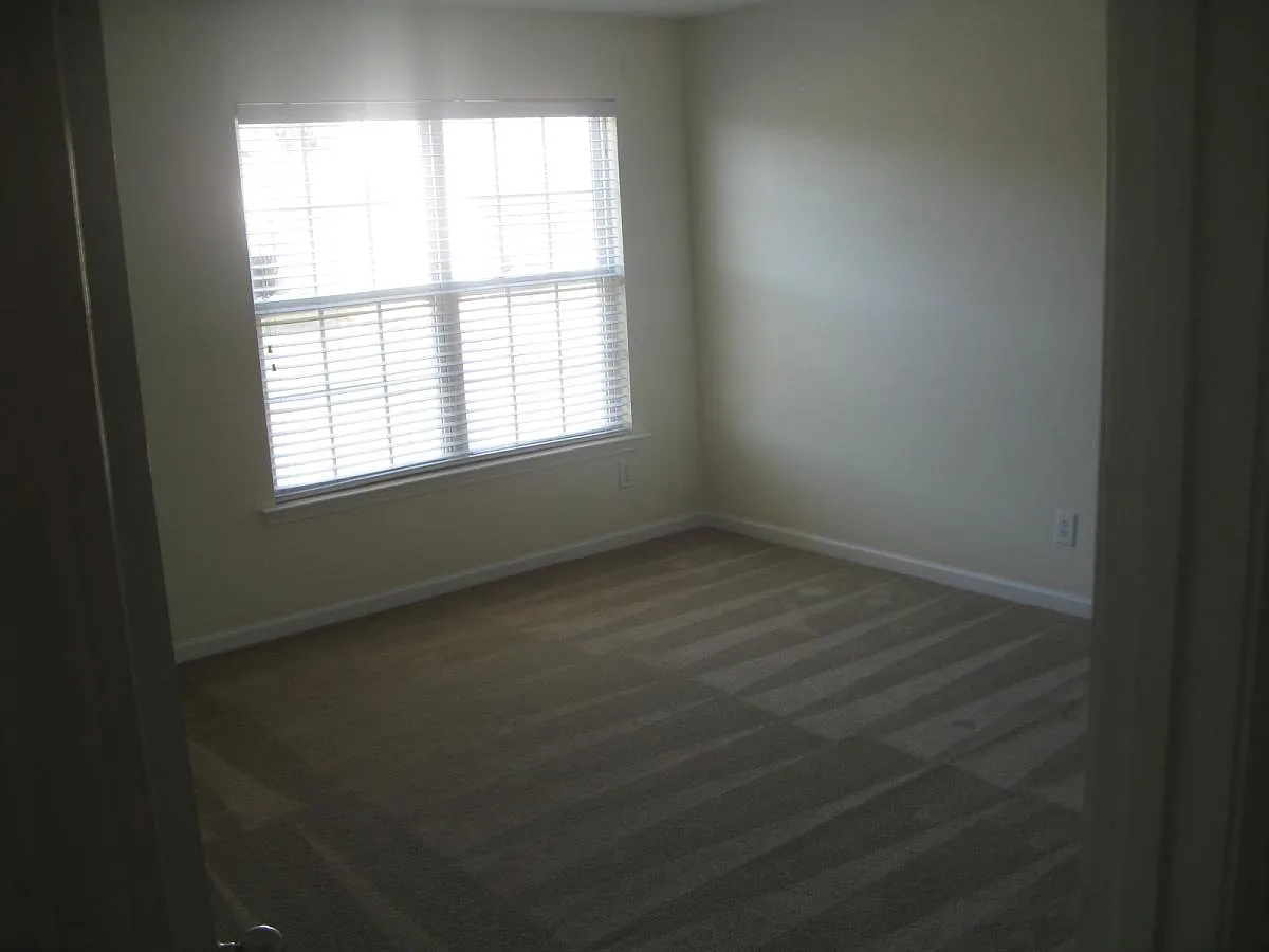 4 bed, 2.5 bath, 2200 sqft, $2,100 — Photo 4