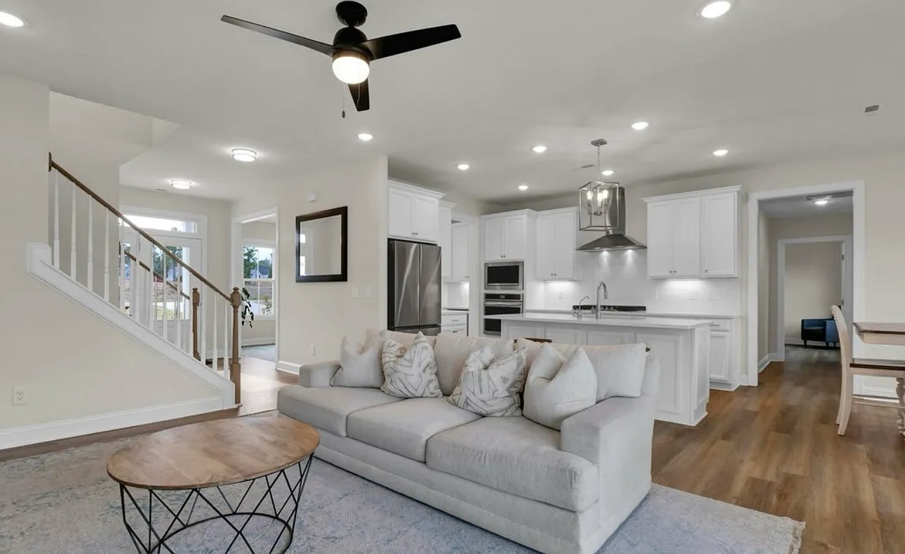 4 bed, 2707 sqft, $3,500 — Photo 2