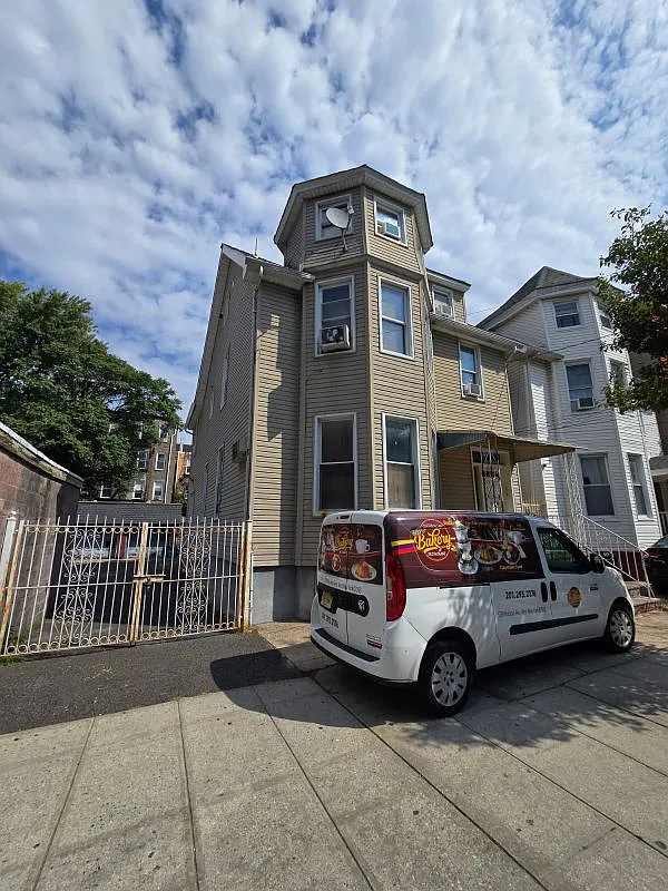 3 bed, 1.0 bath, 1100 sqft, $3,500 — Photo 1