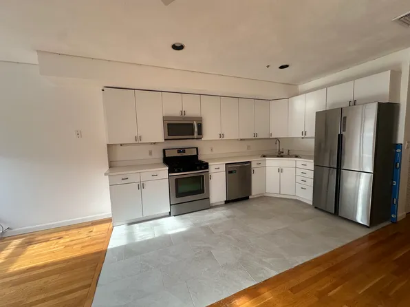 238 Hanover St APT 2, Boston, MA 02113