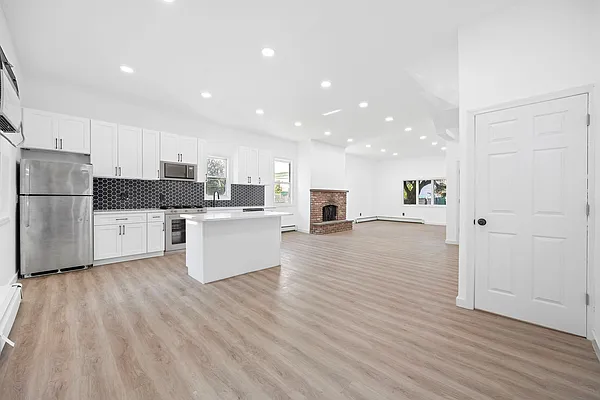 Sold by RE MAX Team | media 29