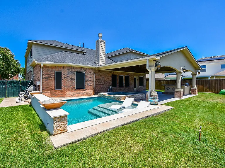 16915 Locust Springs Dr — Photo 37