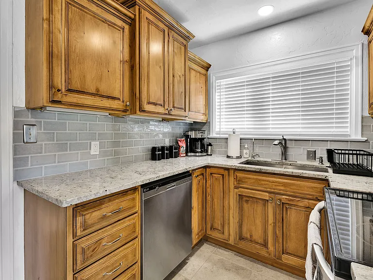 2306 W Madison Ave — Photo 9
