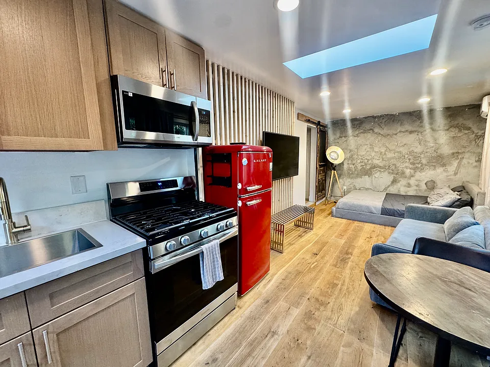 1328 S Cochran Ave #4