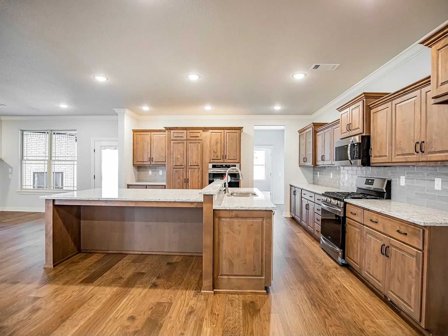 4 bed, 2462 sqft, $3,100 — Photo 4