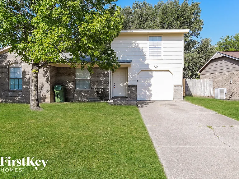 624 S Waxahachie St — Photo 1