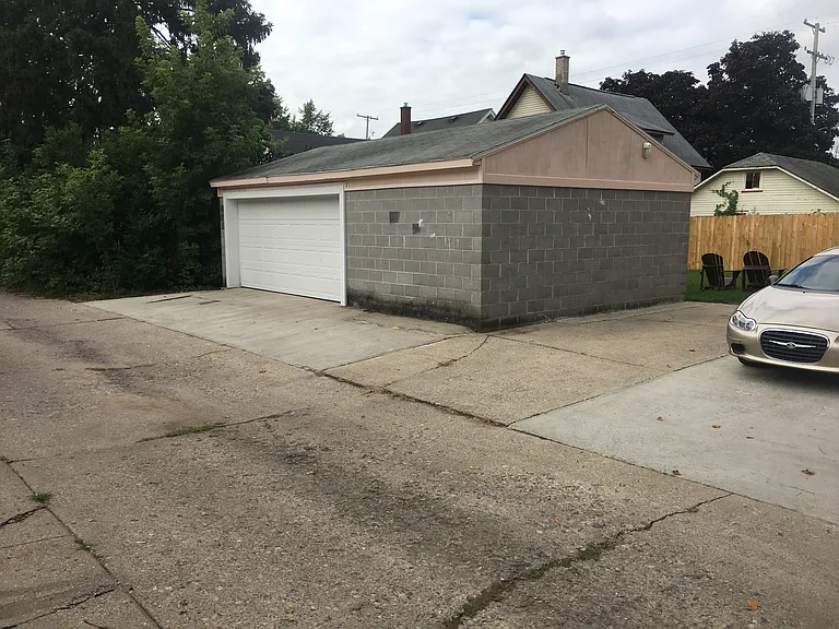 Alley View - 3 Stall Garage - Upper Tenant Parks in Garage