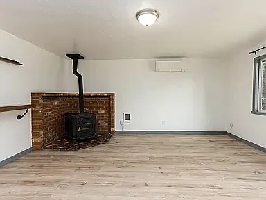 3 bed, 1024 sqft, $3,435 — Photo 3