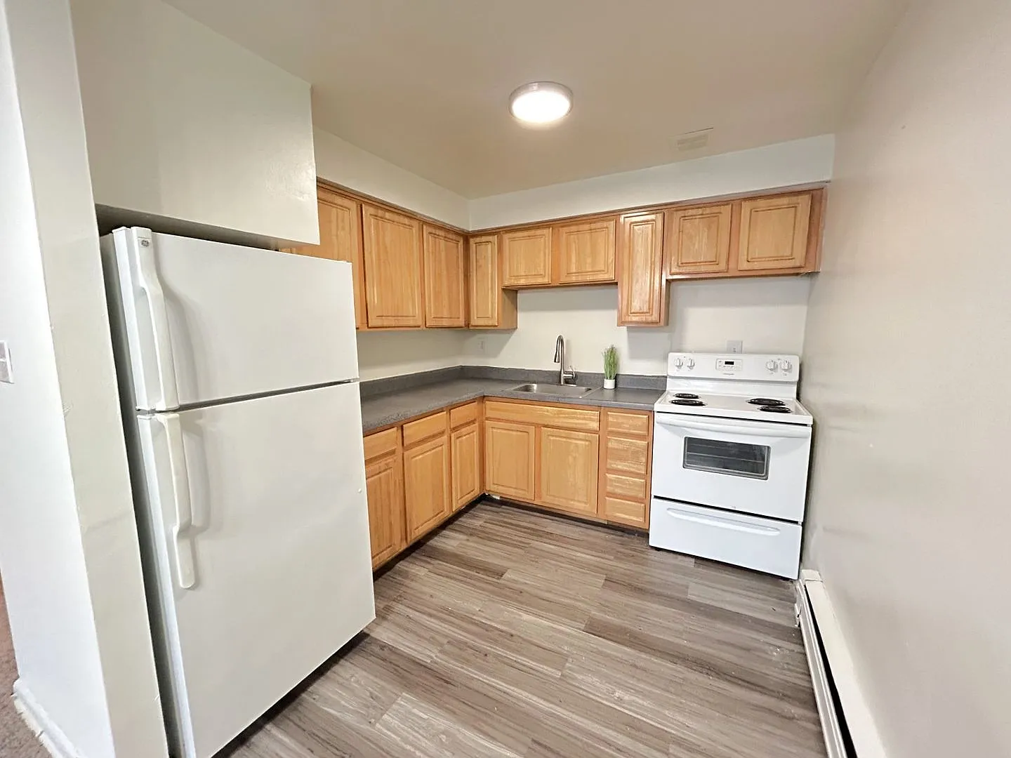 Karen Court Apartments — Photo 3