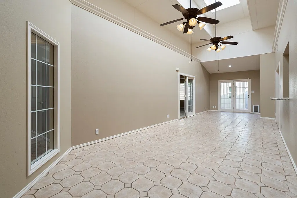 2 bed, 2.0 bath, 2214 sqft, $2,100 — Photo 4