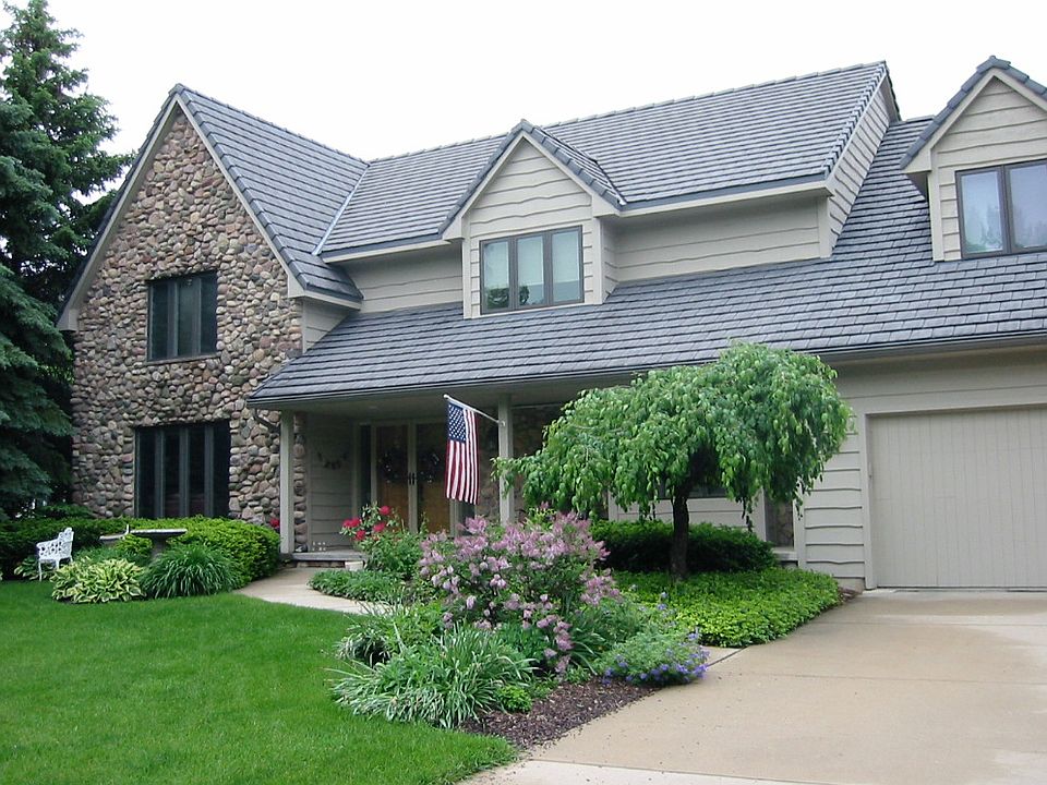 1st image of 2561 Parkwood Dr