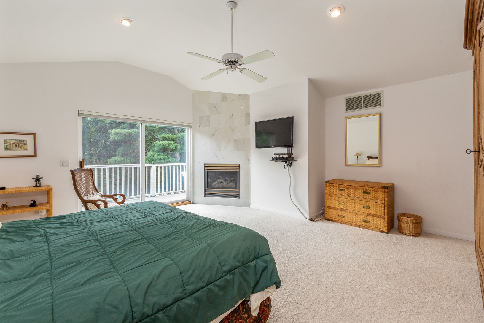  Master bedroom w Fireplace