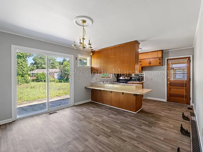 2105 Eastland Dr — Photo 6