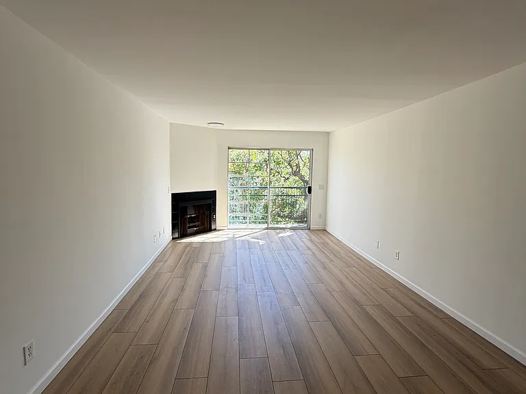 901 S Sherbourne Dr #201 — Photo 2