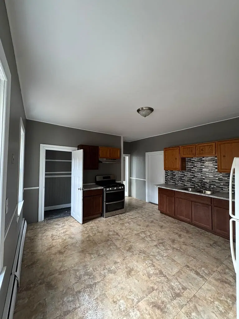 3 bed, $1,900 — Photo 1
