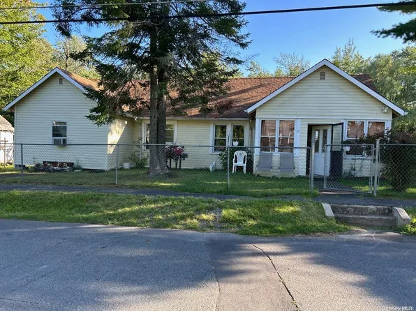 18 Maple Avenue N, Loch Sheldrake, NY 12759