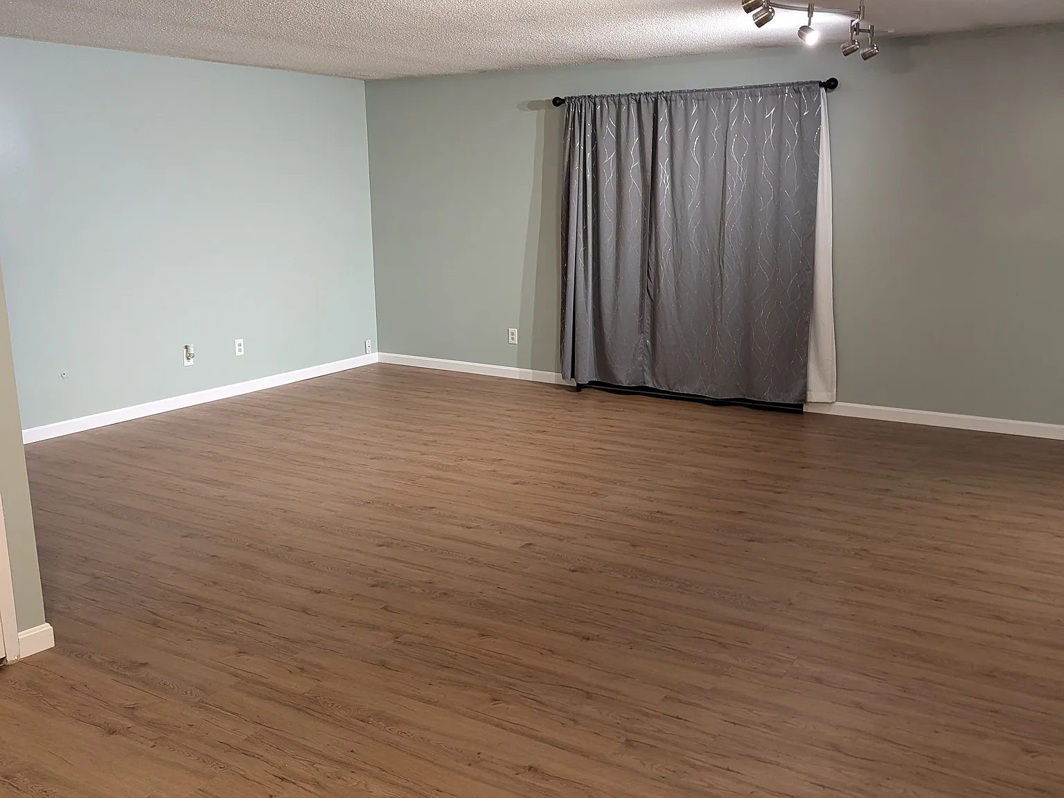 2 bed, 1.5 bath, 1075 sqft, $2,250 — Photo 2