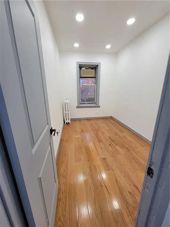 4 bed, 1.0 bath, 1100 sqft, $3,753 — Photo 3