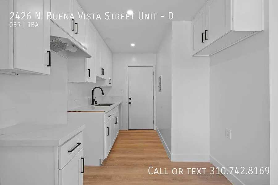 Building Photo - 2426 N Buena Vista St #D