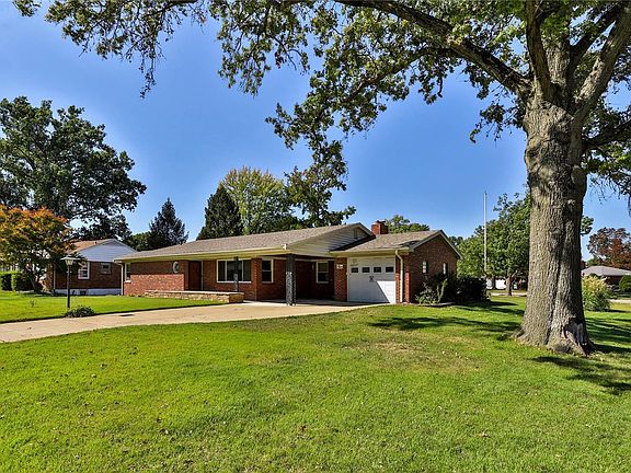 3rd image of 5 Valley Dr