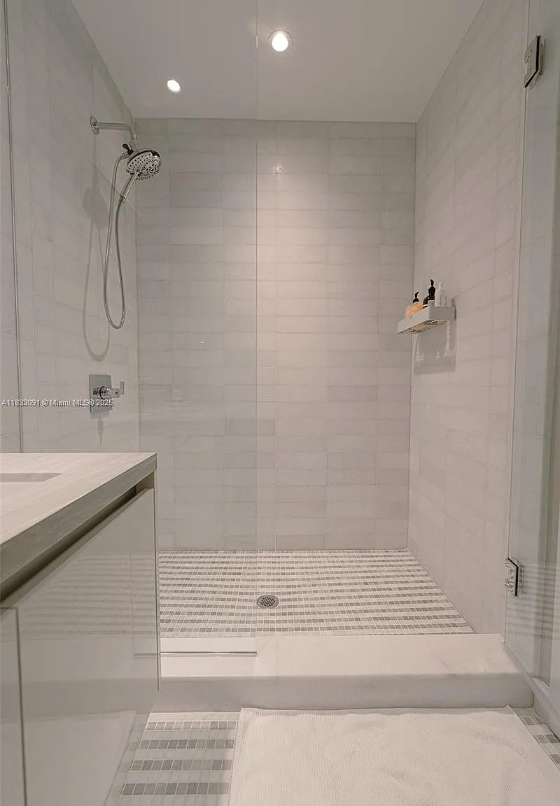 3 bed, 2586 sqft, $23,500 — Photo 3