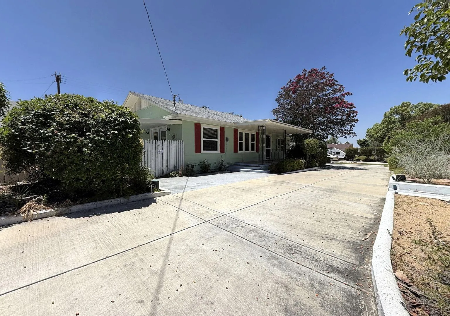 1320 E. Colton Ave. - 3 Bedroom, 1 Bath Plus Office Space Home Available Now! — Photo 2