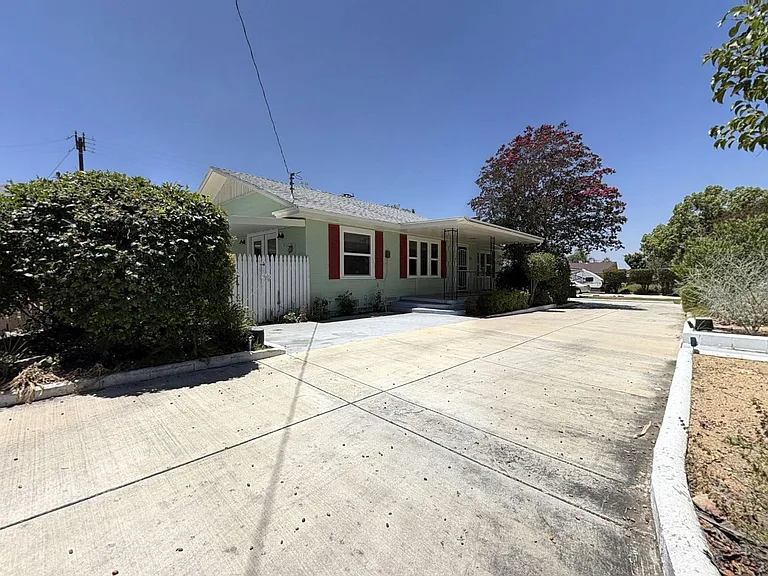 1320 E Colton Ave — Photo 2