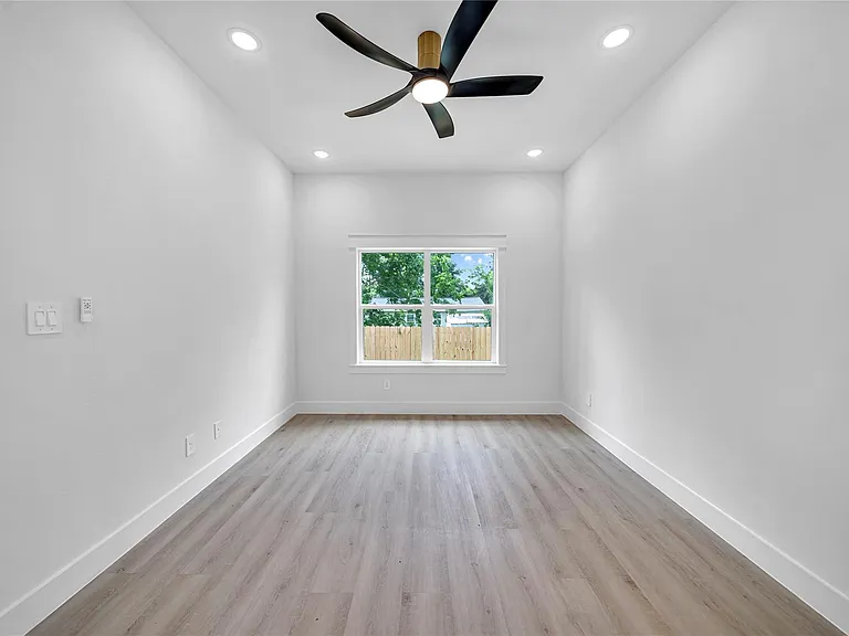 4834 Higgins St #B — Photo 13